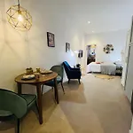 Hotel Con Entrada Independiente A Pocos Pasos De La Ciudad De Las Artes Y Las Ciencias Y El Oceanografic A Solo 1 Minuto Caminando Del Jardin Del Turia