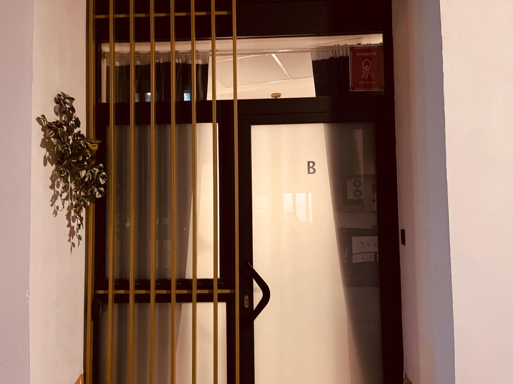 Con Entrada Independiente A Pocos Pasos De La Ciudad De Artes Y Ciencias Y El Oceanografic A Solo 1 Minuto Caminando Del Jardin Del Turia Apartamento *